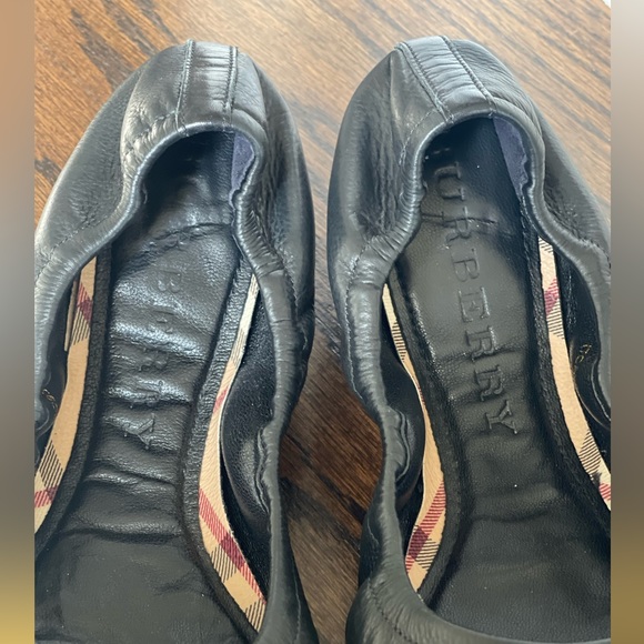 Burberry Flats Sz 36 Black with Gold Buckle and Burberry checks in the front. - Picture 4 of 4